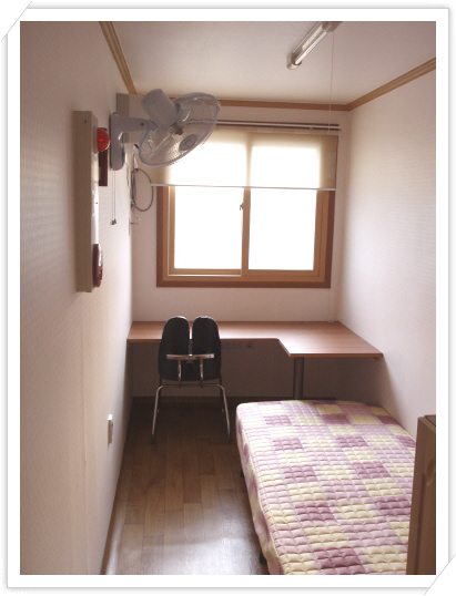 2호점의 창문, 책상, 침대가 보이는 객실